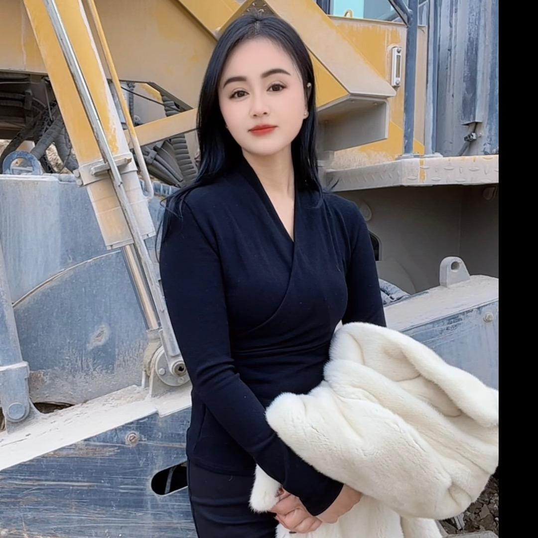 铲车板娘