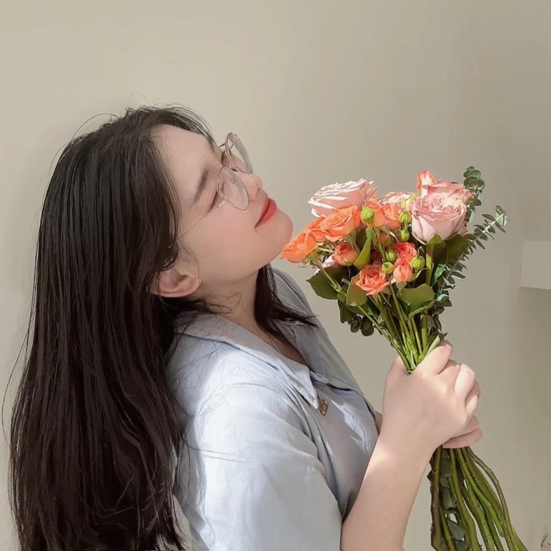 一只踩烂香菜的大鹅