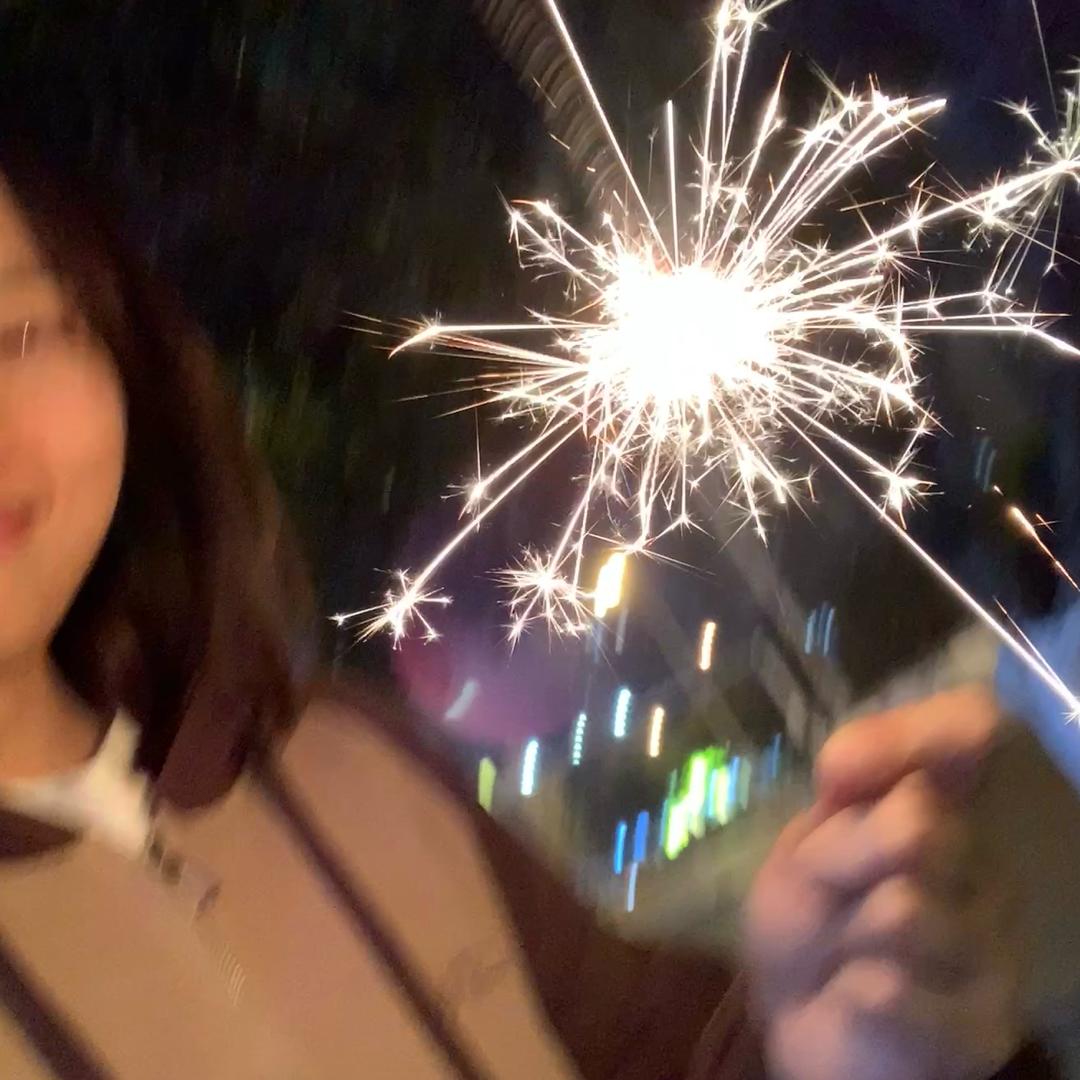 肖子努力学化妆