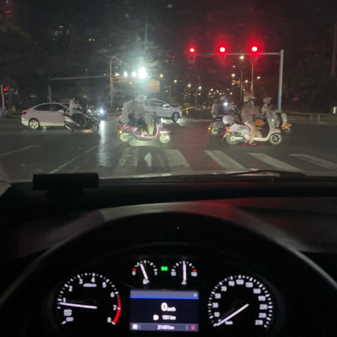 烟后的憔悴（繁繁婚车新余分公司总经理）