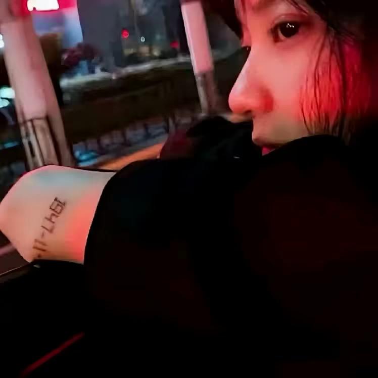 ^你脸红了唉