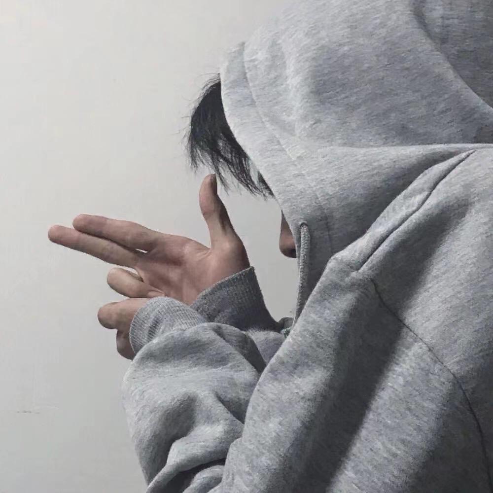 倞