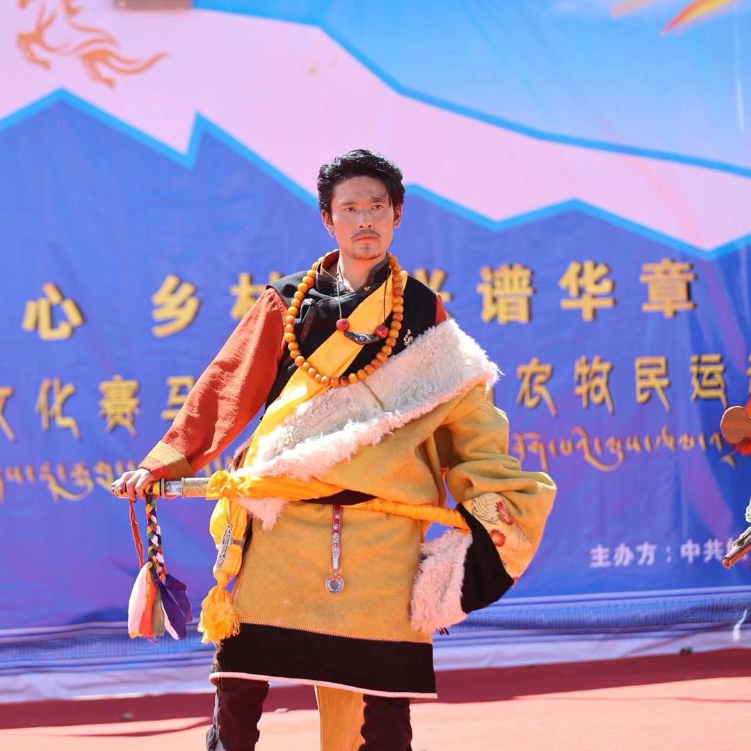 设计师卓巴阿牛