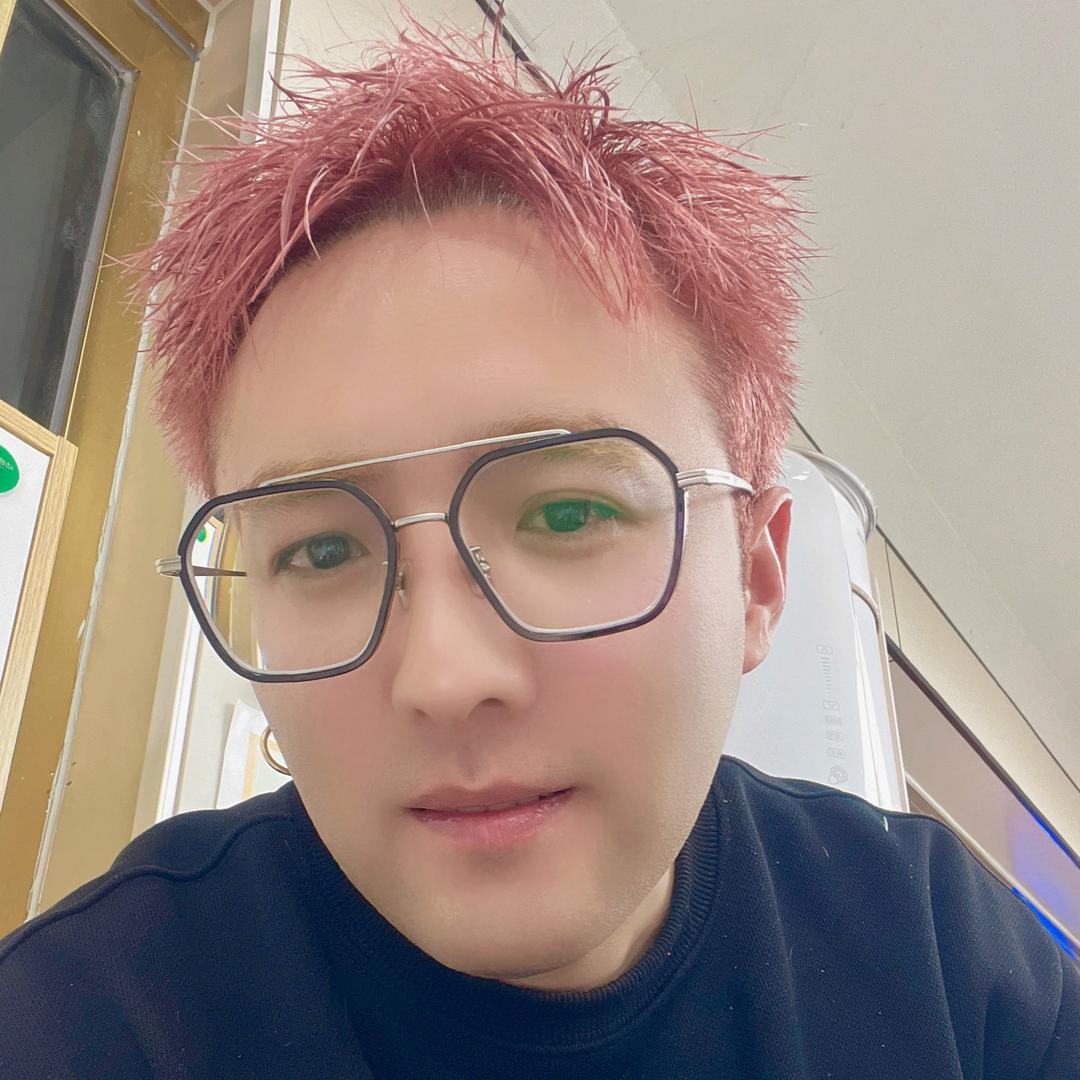 阿华在染发
