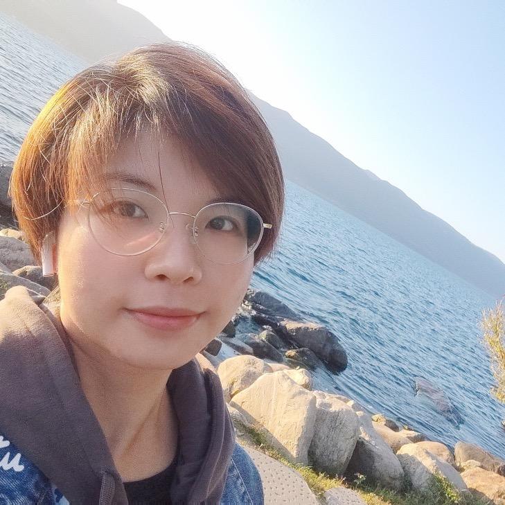 大脸妹在路上