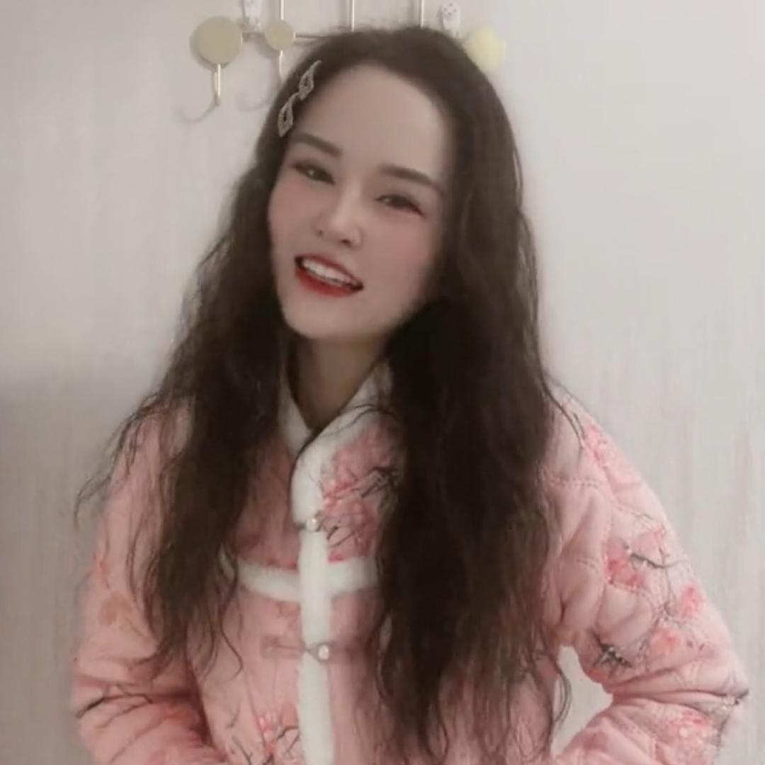 村里有个姑娘叫小芳
