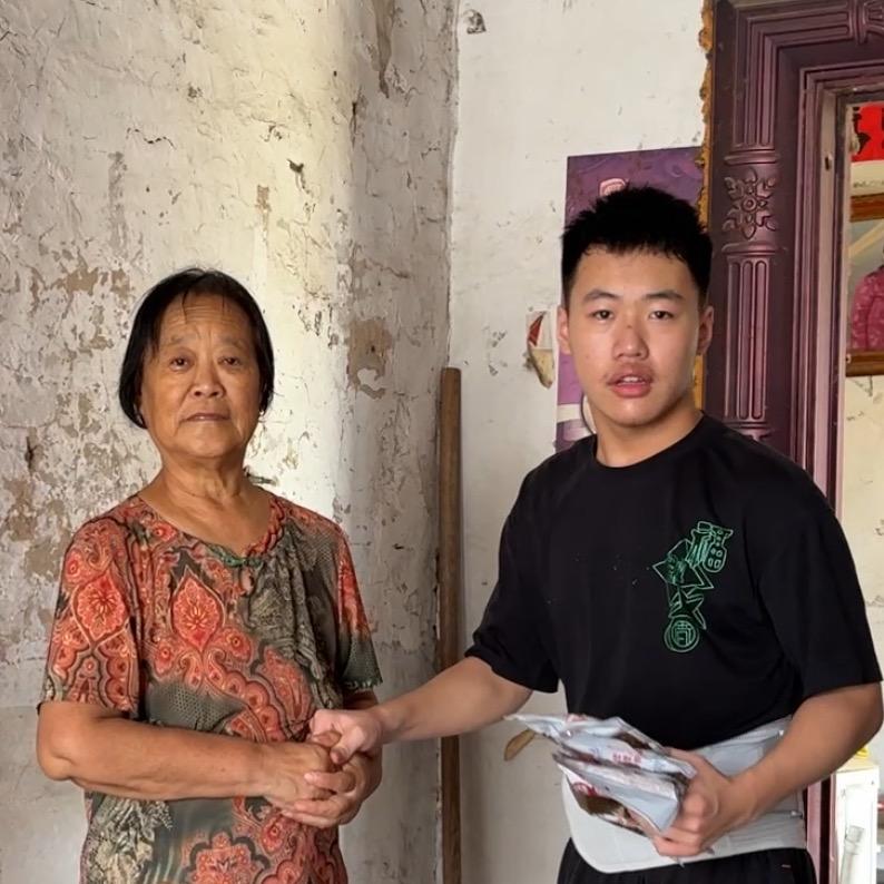 脑瘫小昊昊在努力