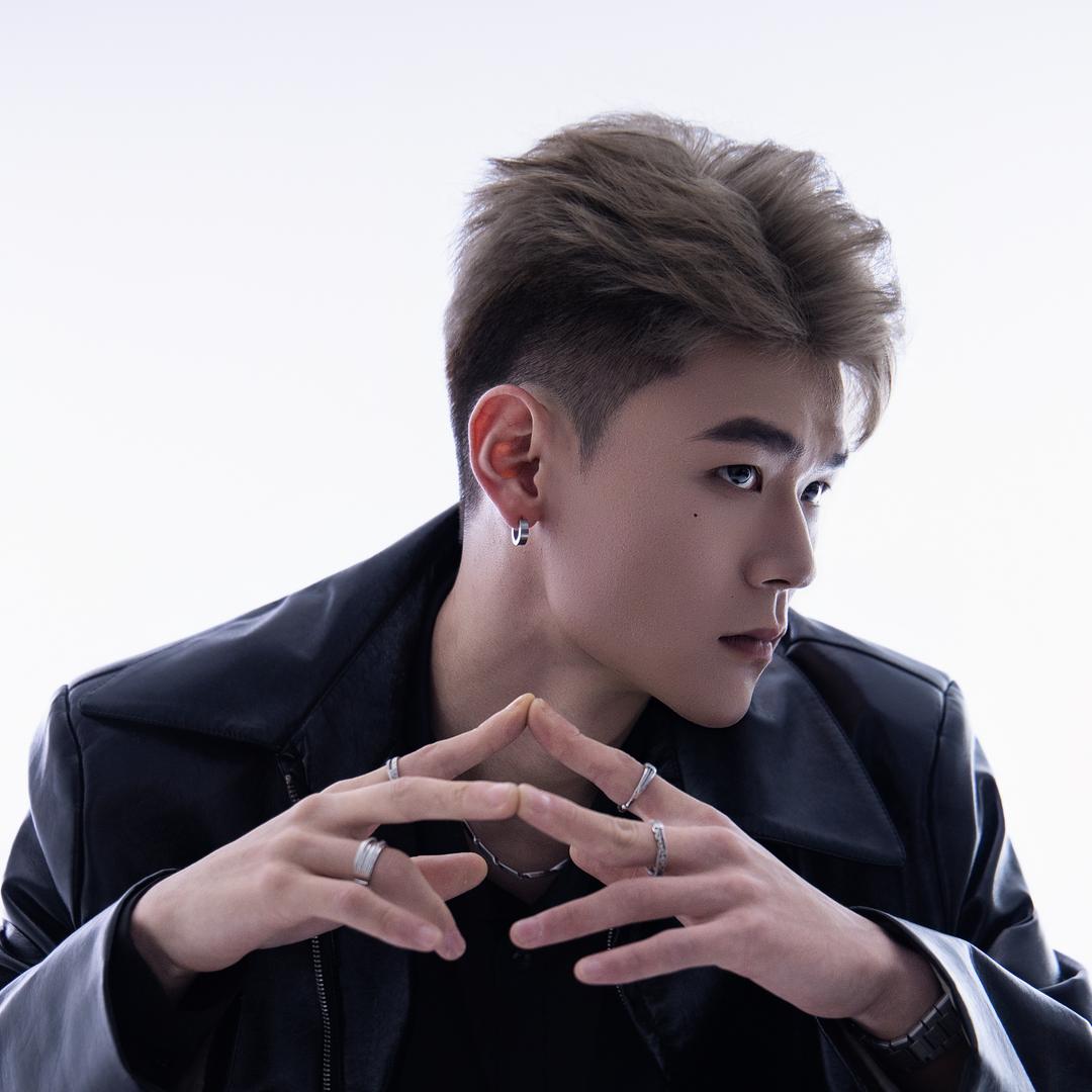 李子豪.