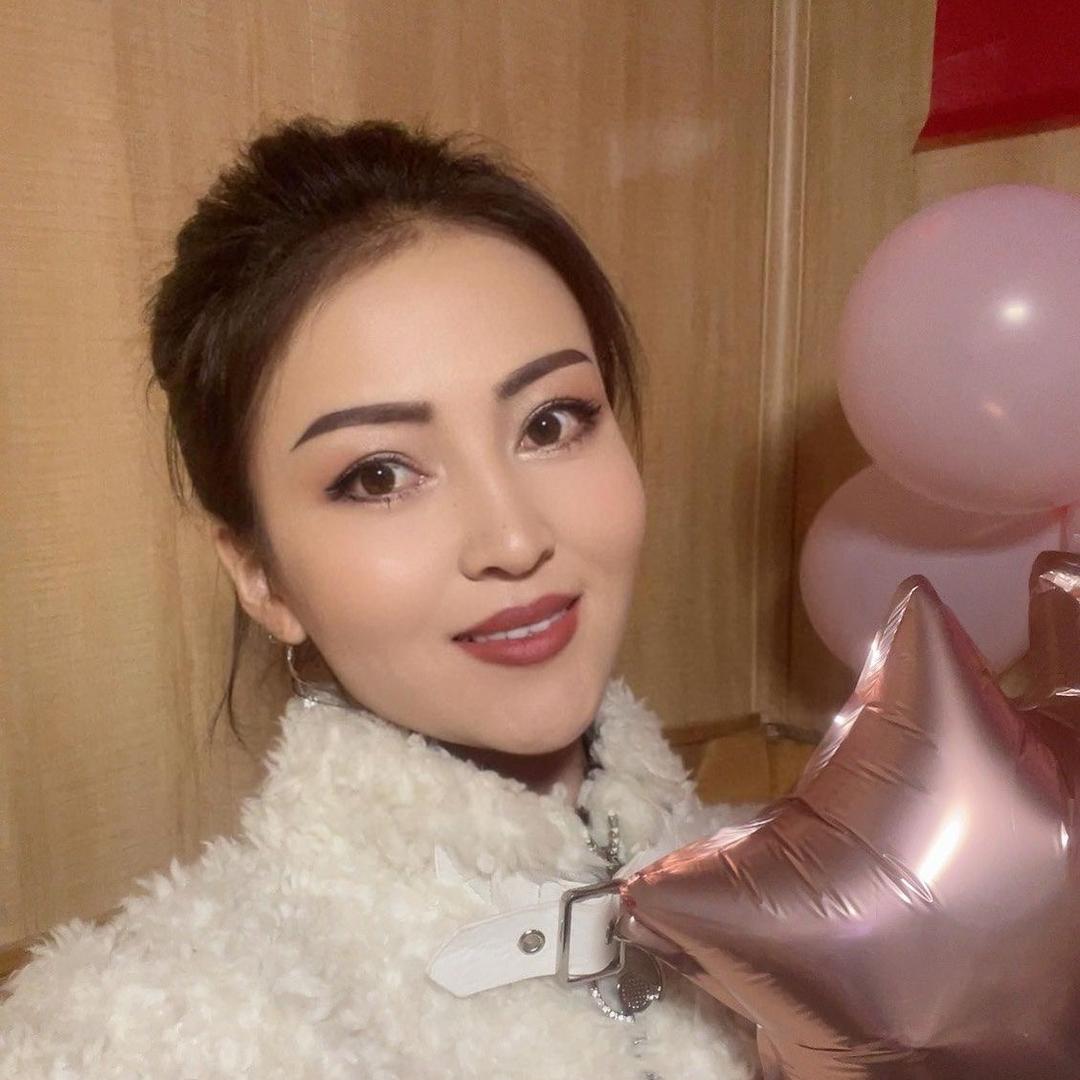 贾娜尔化妆店