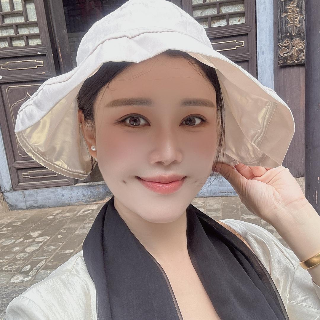 黎涡浅笑