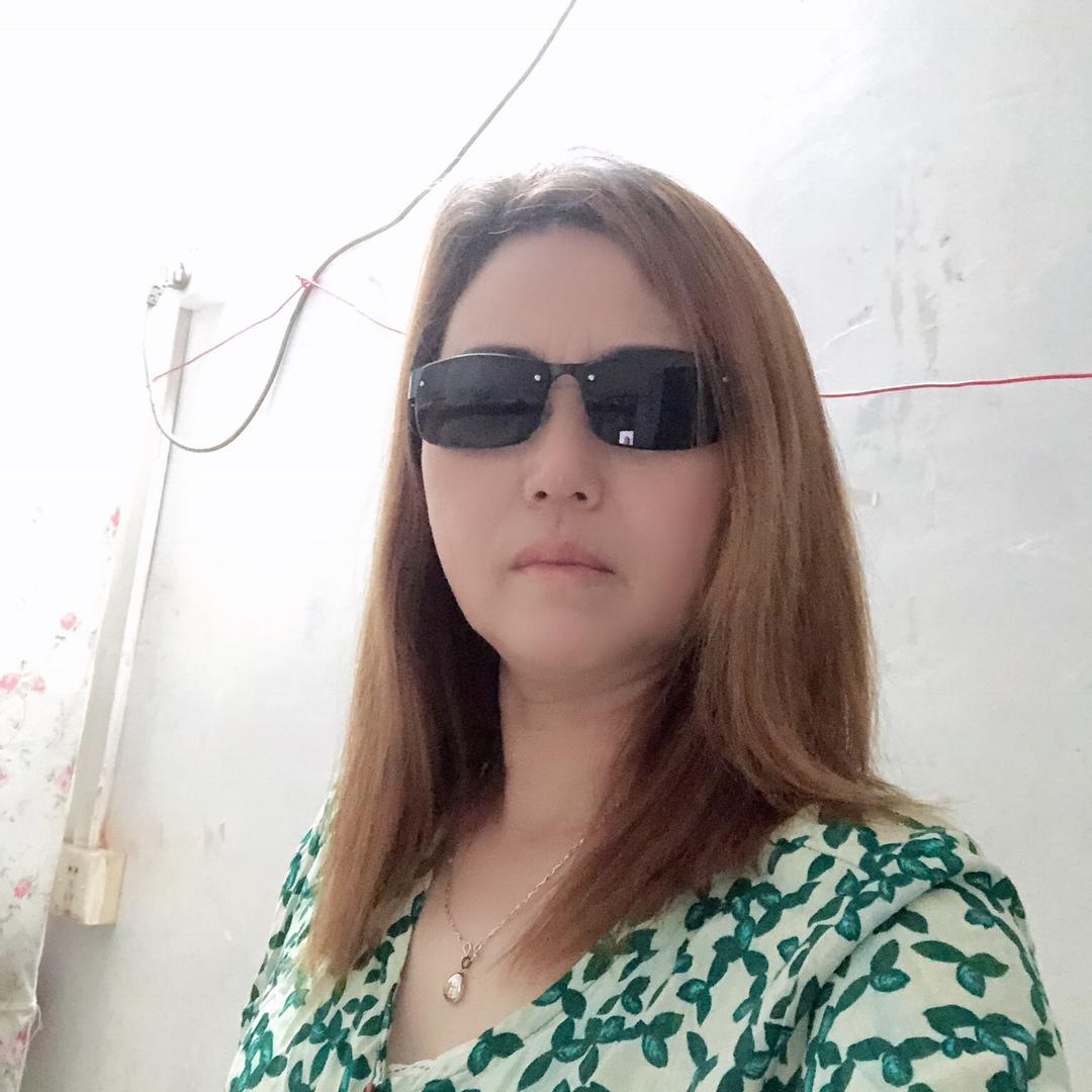 背着麻袋闯红灯