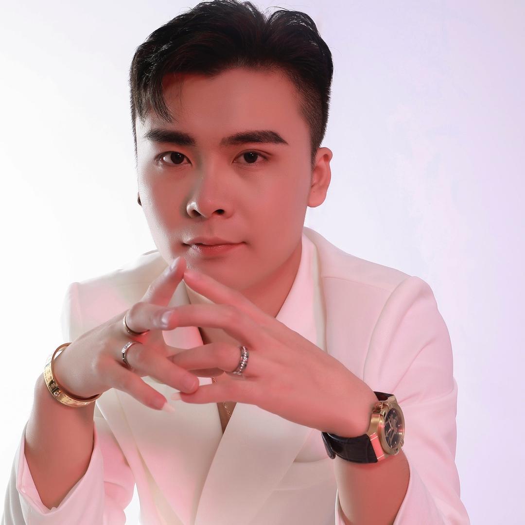 怀集昊天烫发工作室