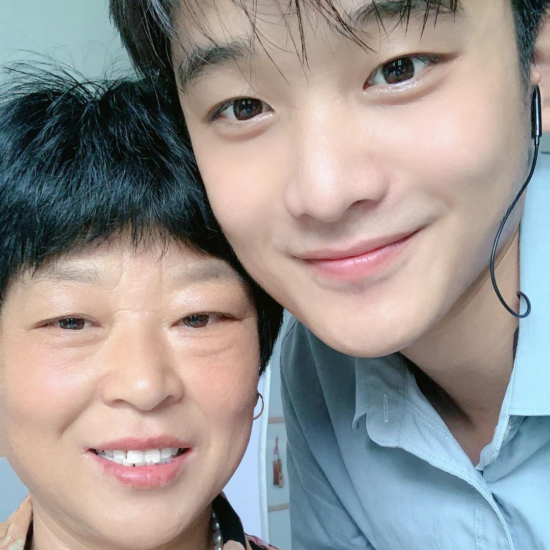 袁妈❤210 小袁6月29号4周年庆