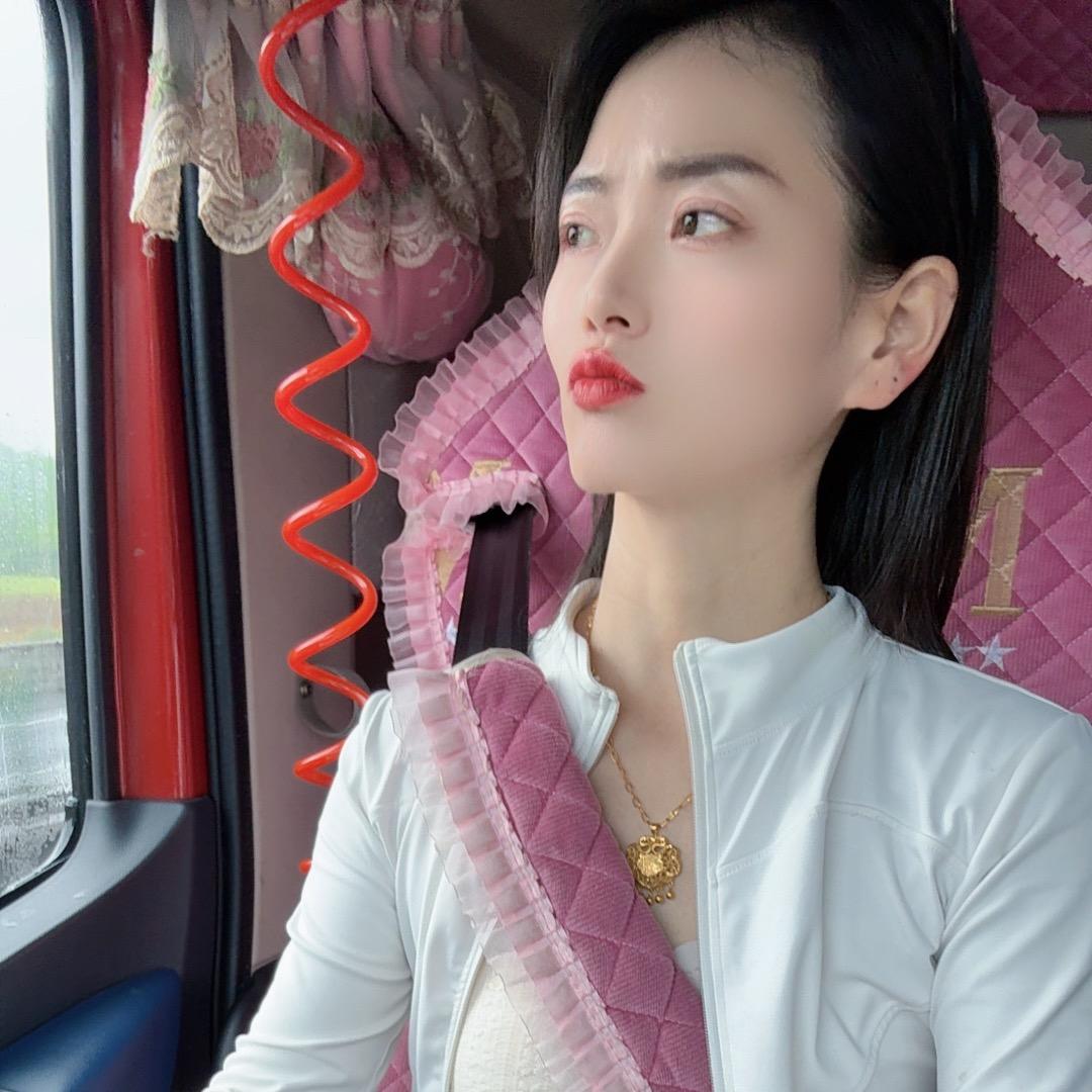 《90后卡车夫妻》