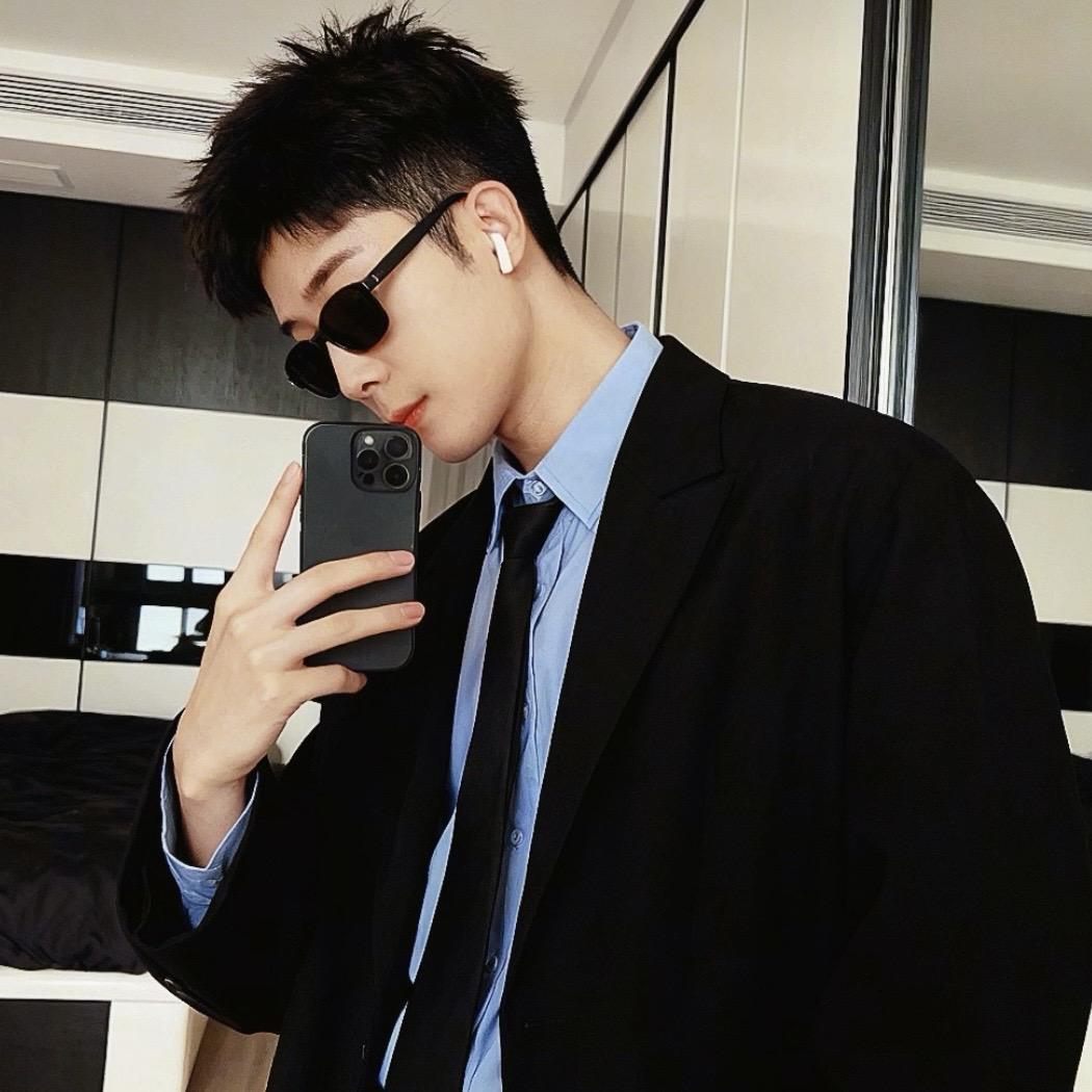 是个花臂男.