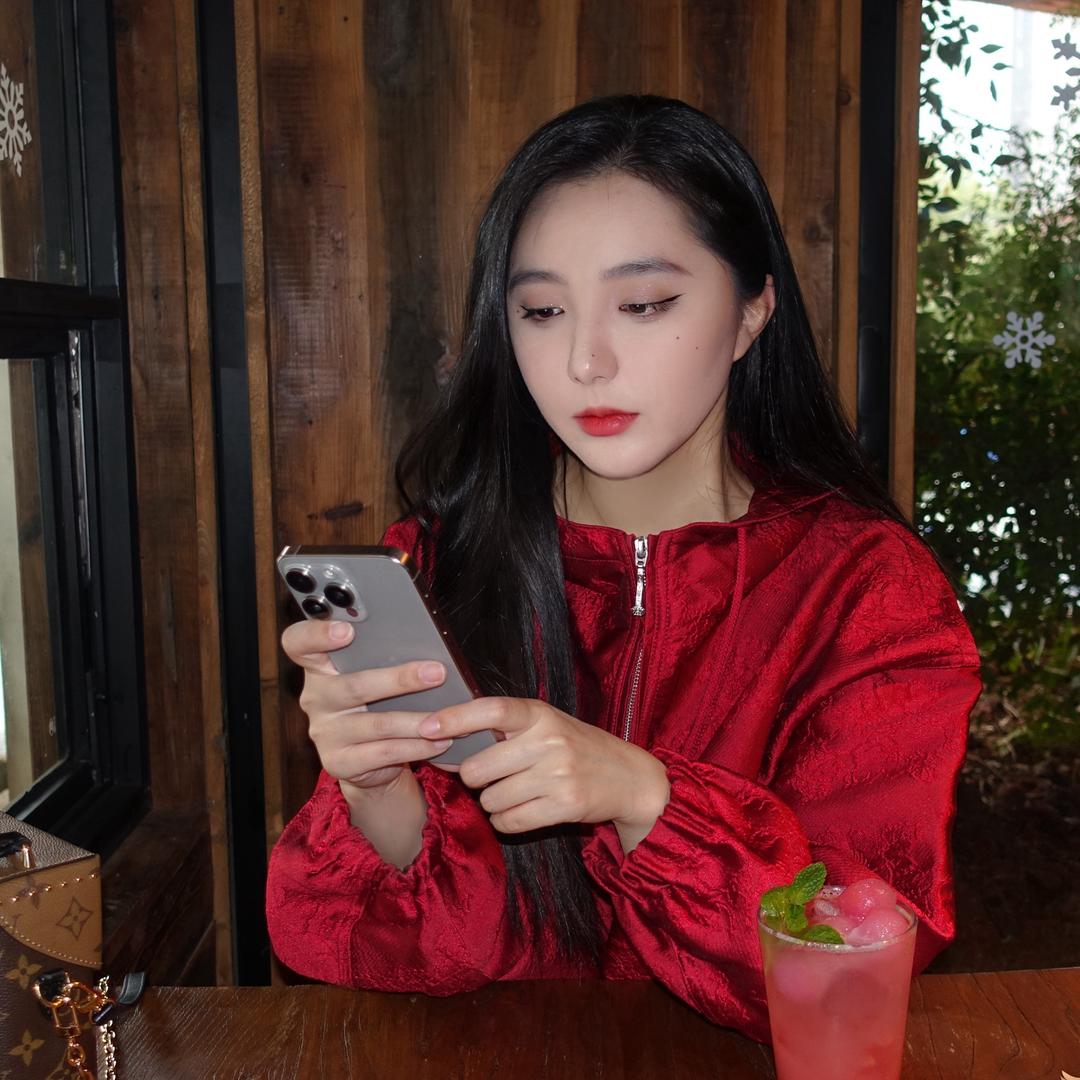 高冷美女小皮怪