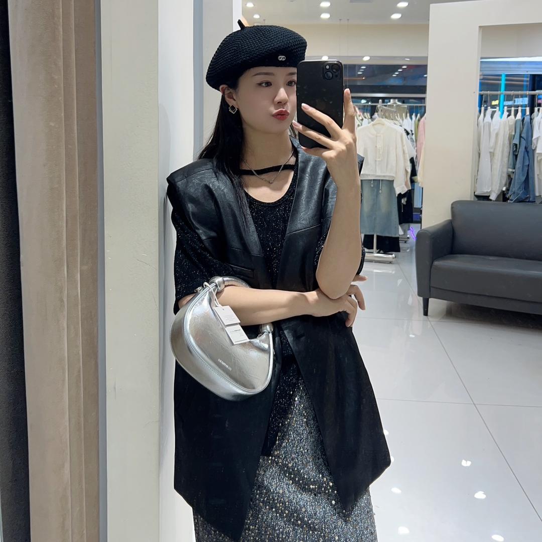 威威服装店小霞