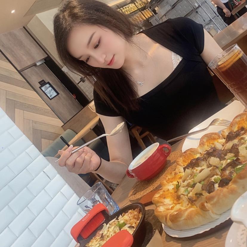 夜猫子烧烤大排档老板娘