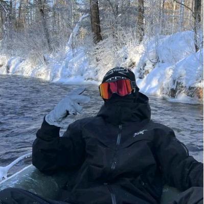 穿着鸟去爬雪山