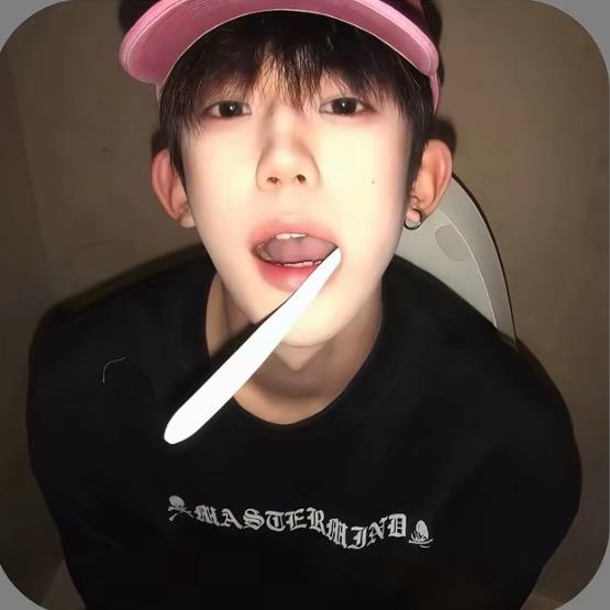人笨嘴不甜长得不俊还没钱