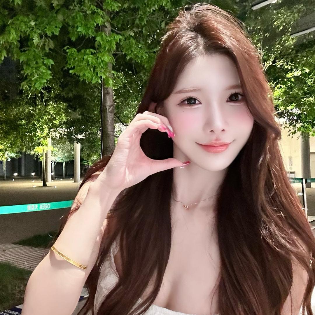 小E 韩定8号上午10:30直播间上新