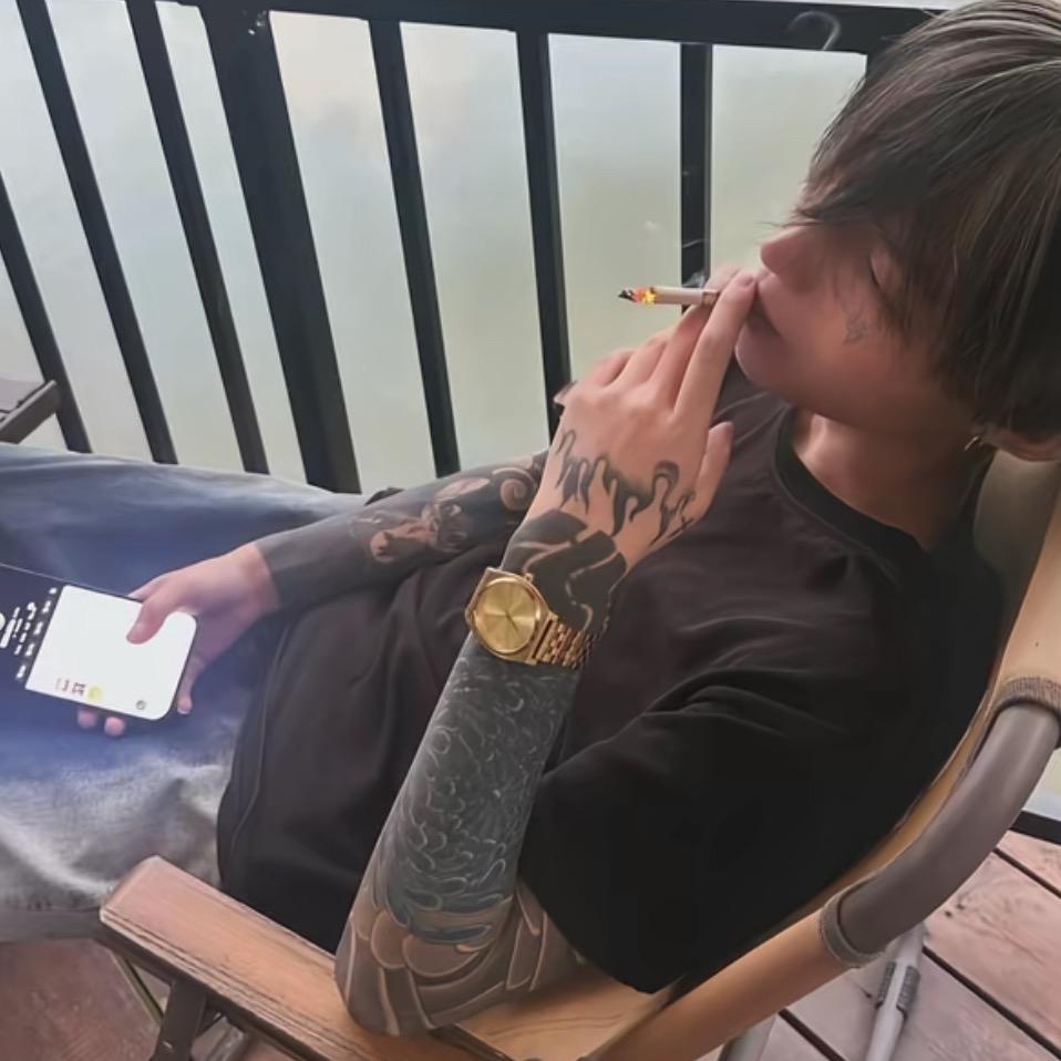 亲她你咋不亲我