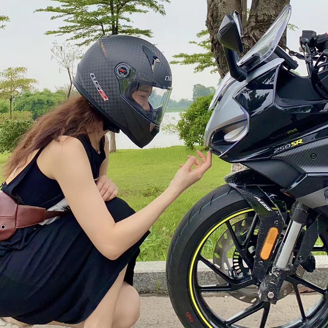 Helen骑摩托🏍️