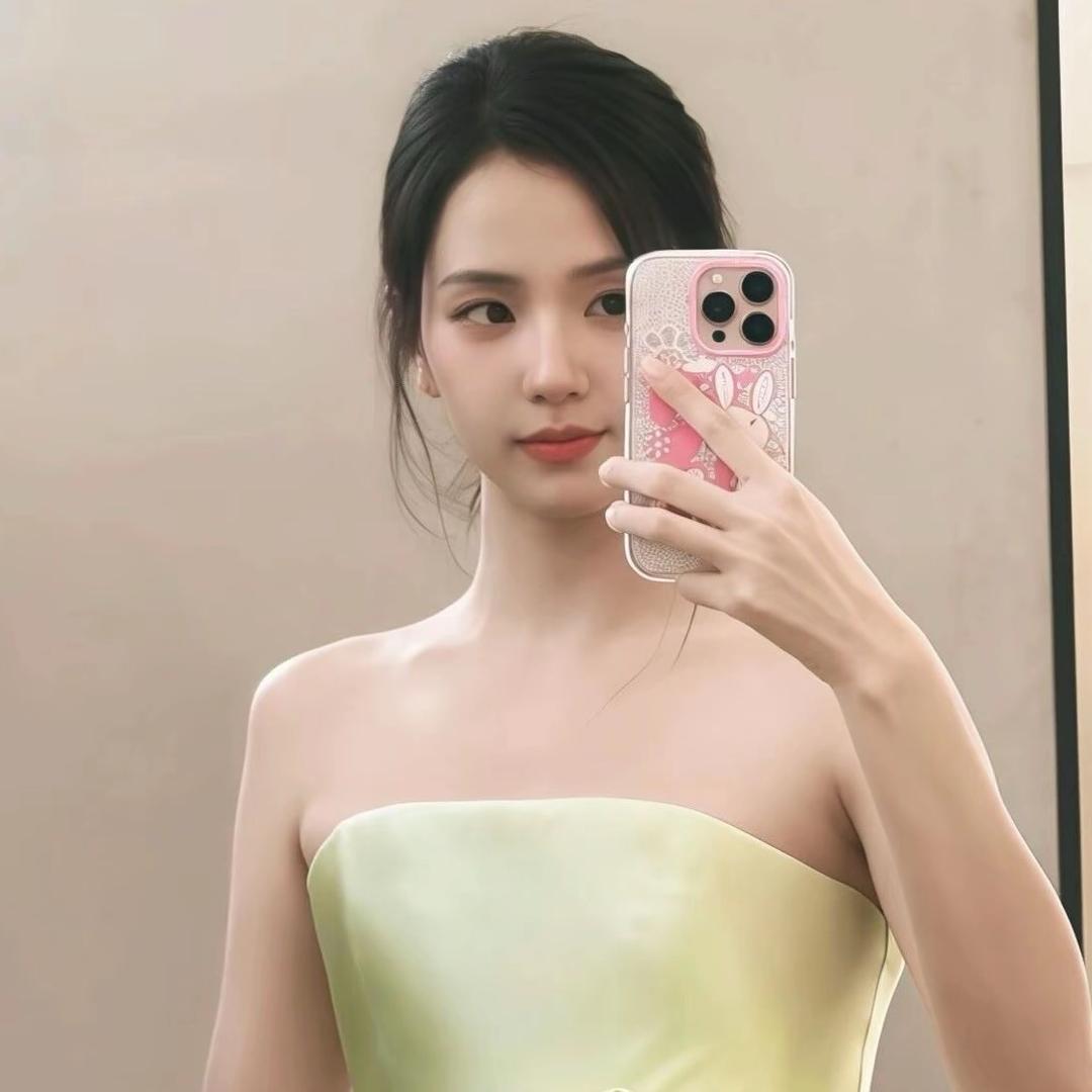尹允恩🐰（和智秀对视比心版）