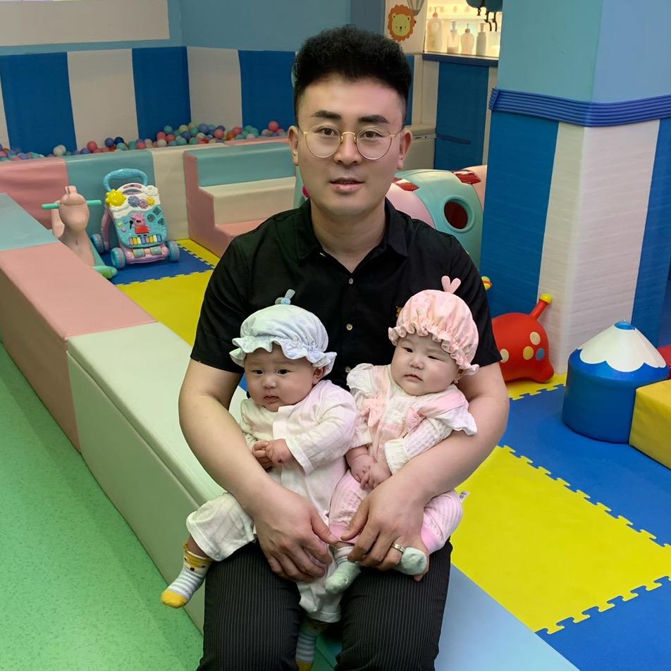 龙凤胎奶爸鹏哥