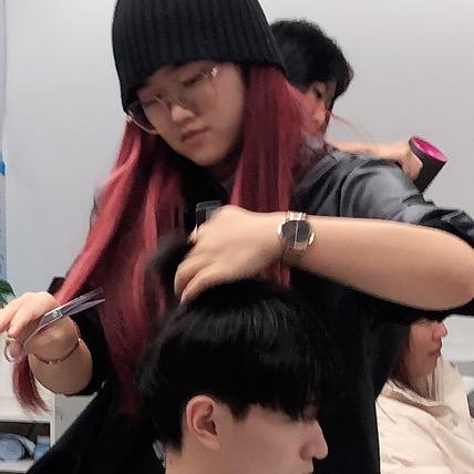 牟定艾上  女士发型设计Amy