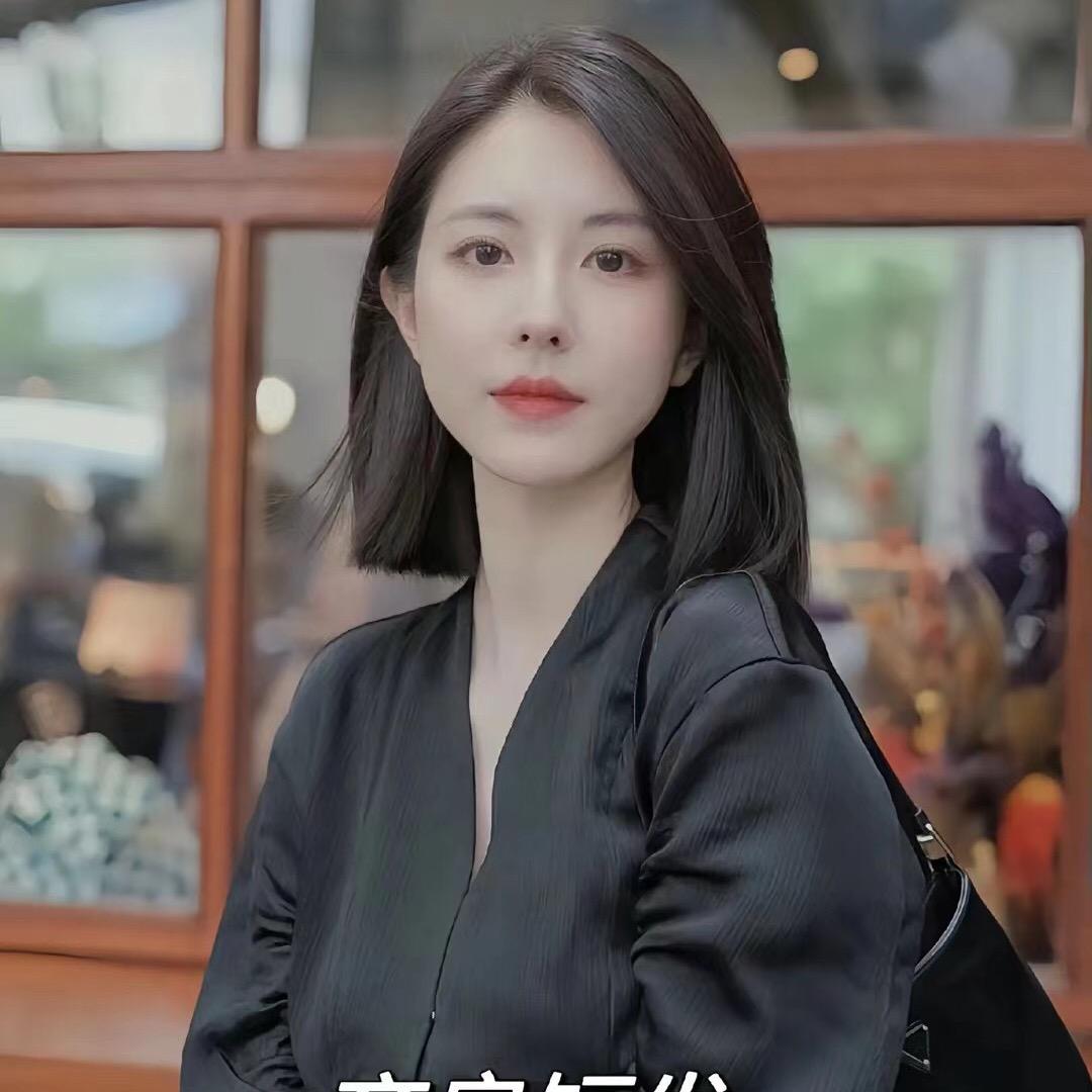 女白领街边喂蚊子