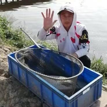 矶钓滑漂啸云