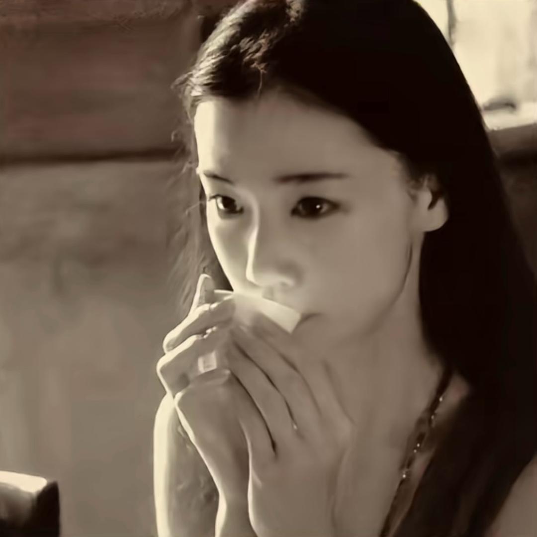 手拿利群烫人腚