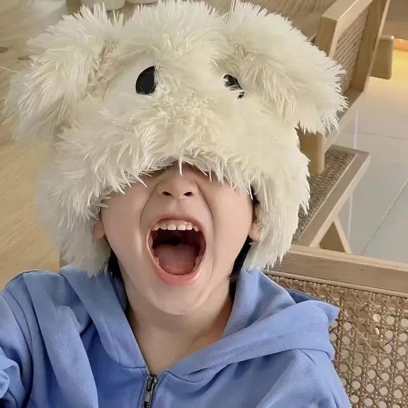 甲携来一本亮色书