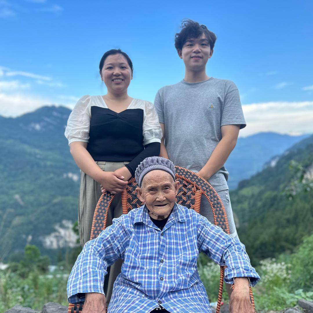 秦奶奶与陈卯卯（弟弟）