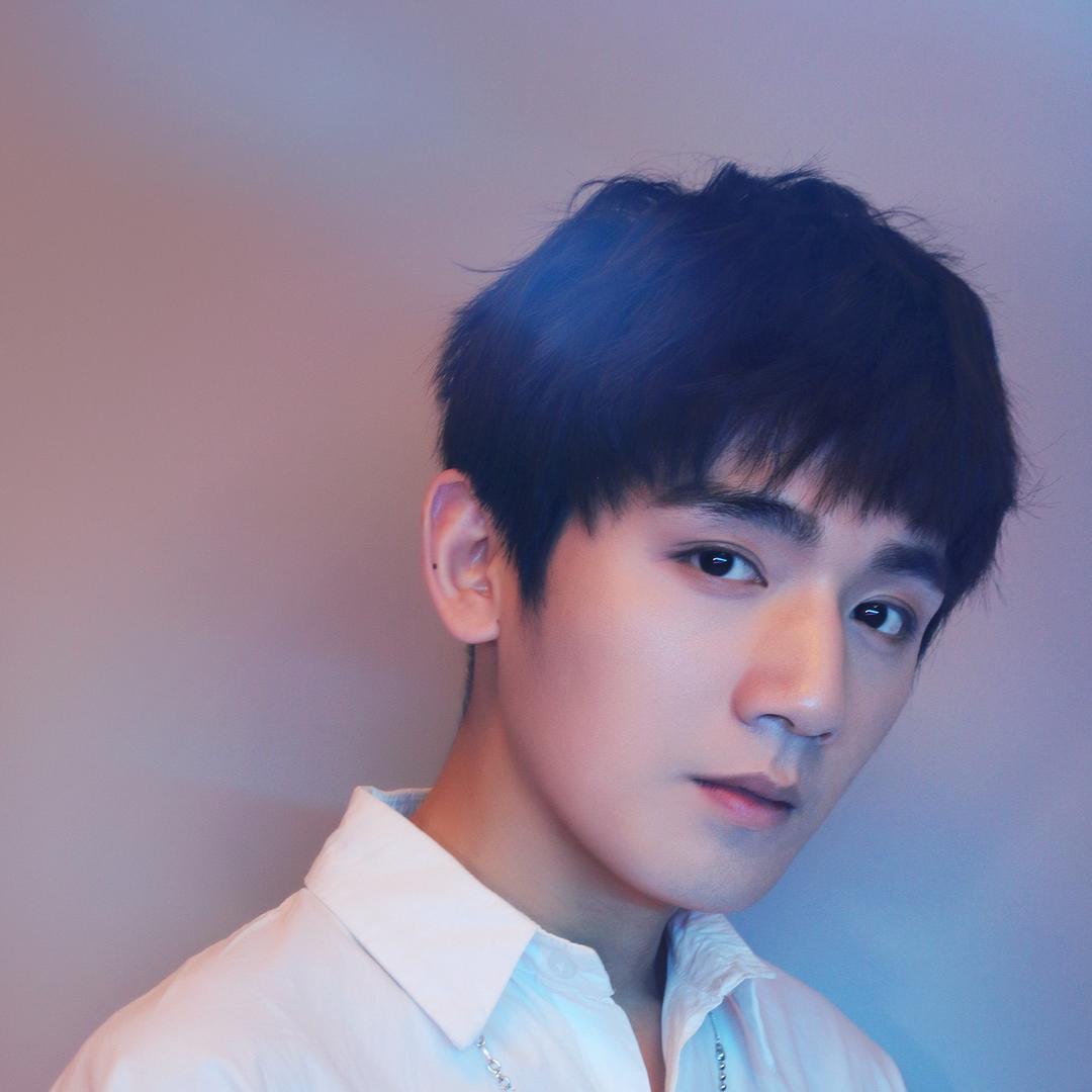 李砚很白