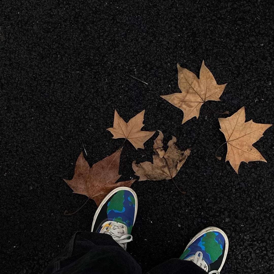 ∵