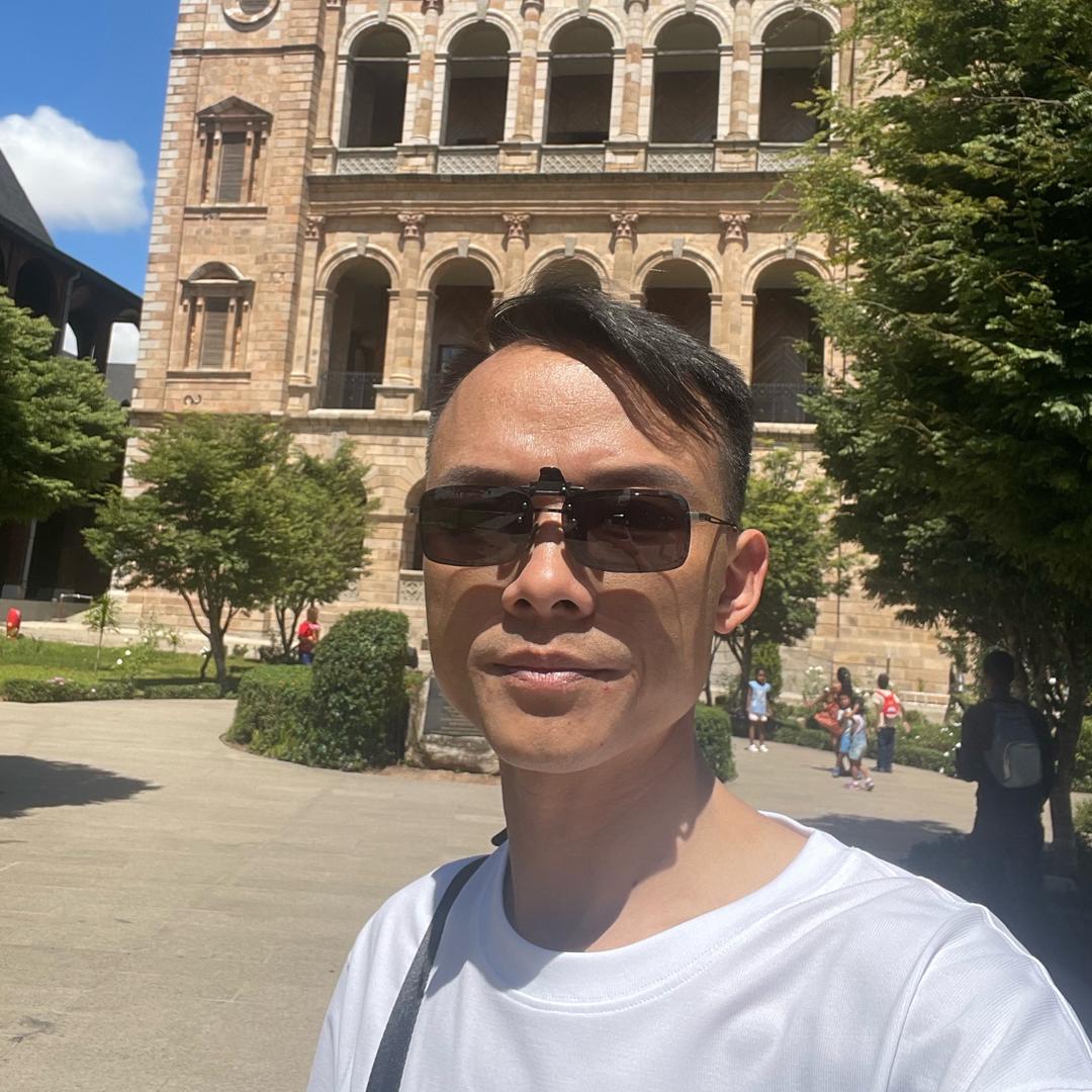 🙋老男人🇲🇬