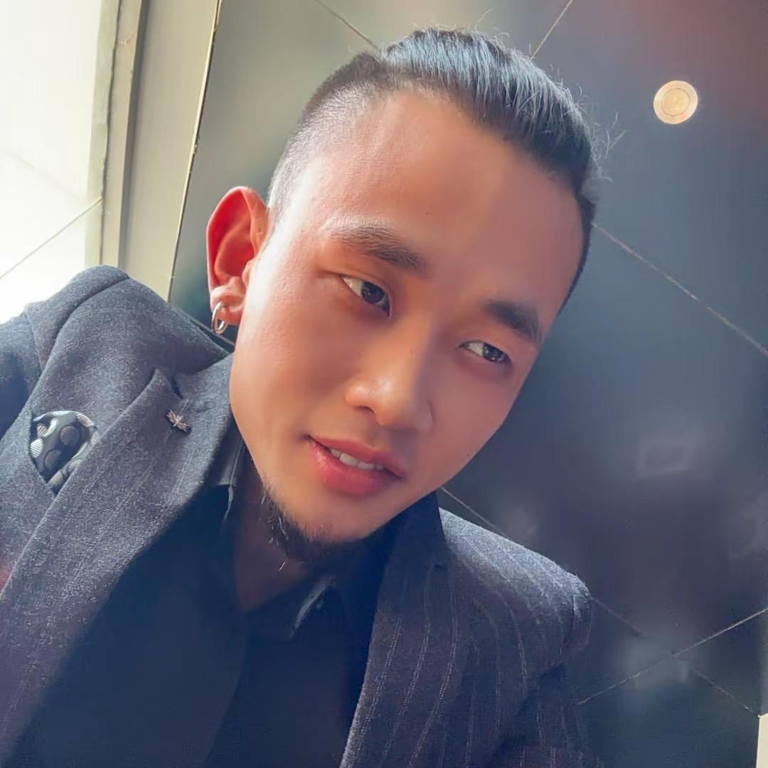 阿乐（扛大旗的人）