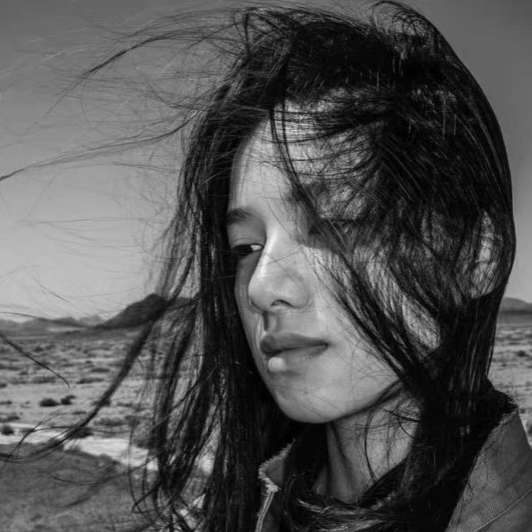 他举起右手点名