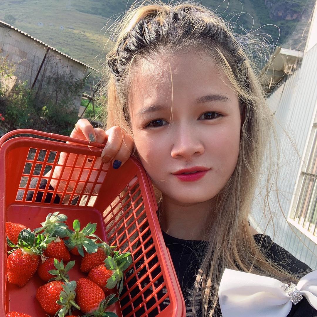 章斐卖草莓的霞霞