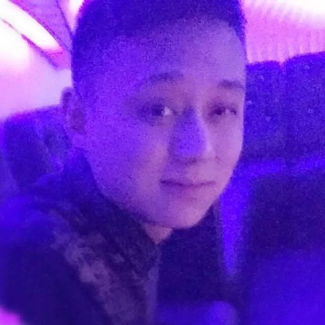 表哥抱表弟。          ༽