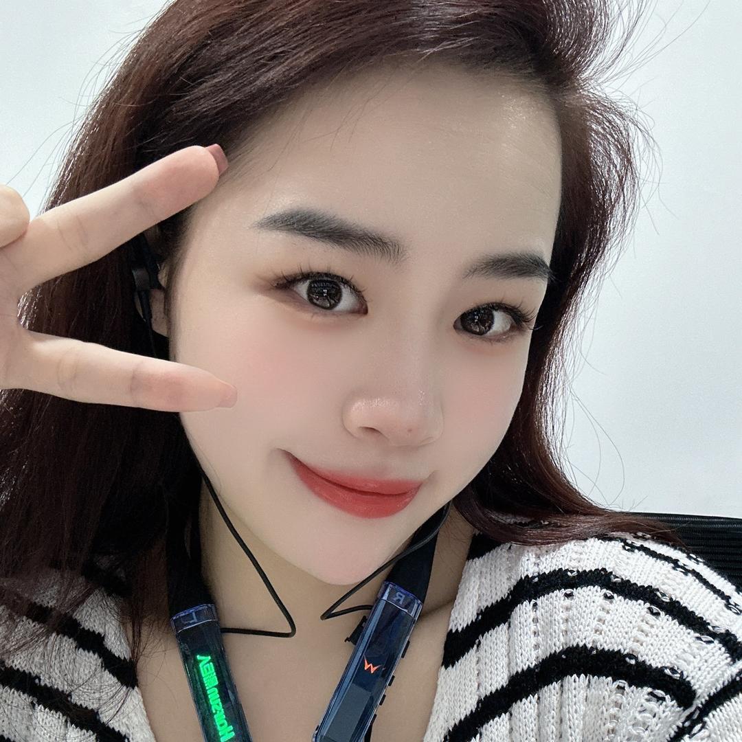 发德莱数码晓晓卖耳机