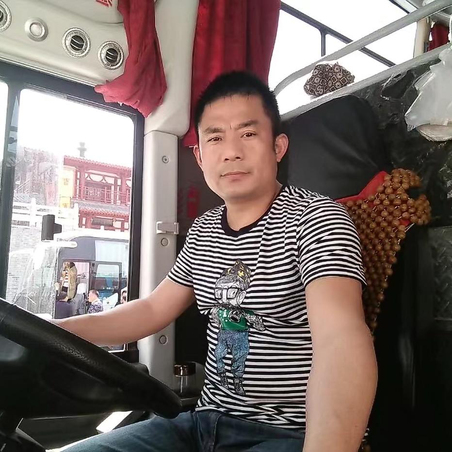 笑笑而过