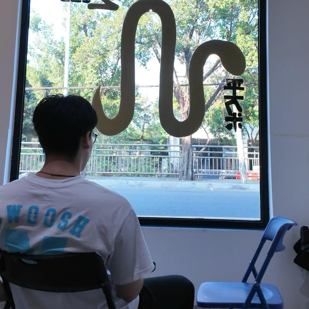 H、