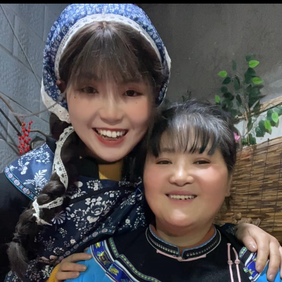 百草母女（侯姐和缺牙小杜）