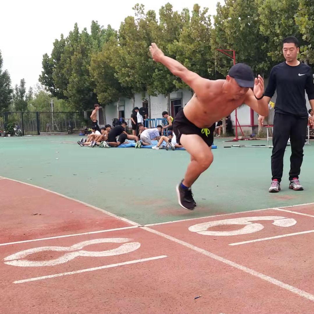 不会打球的守村人