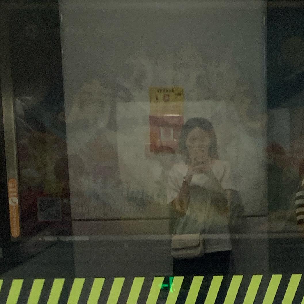 莯