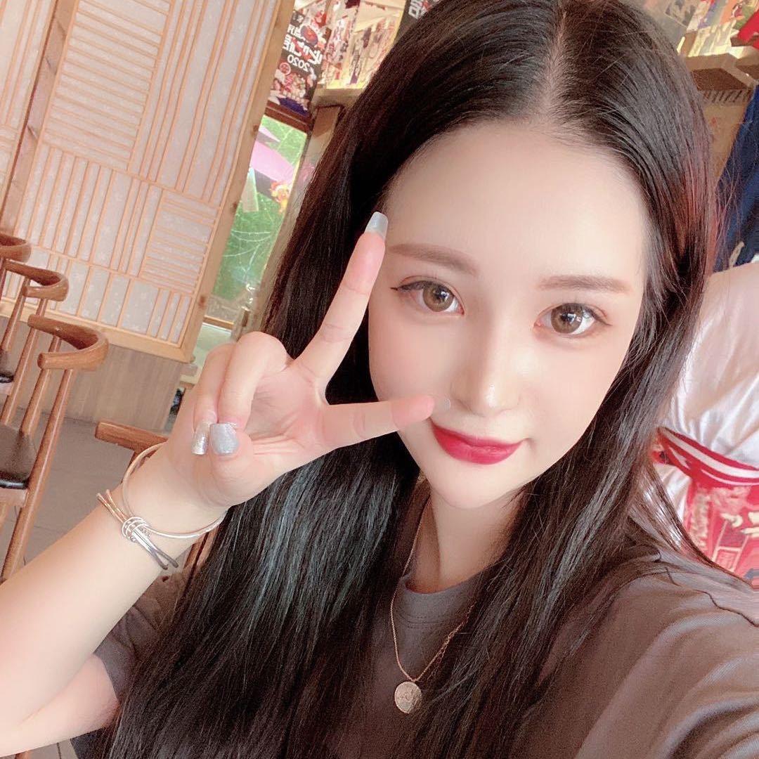 辣条美女。