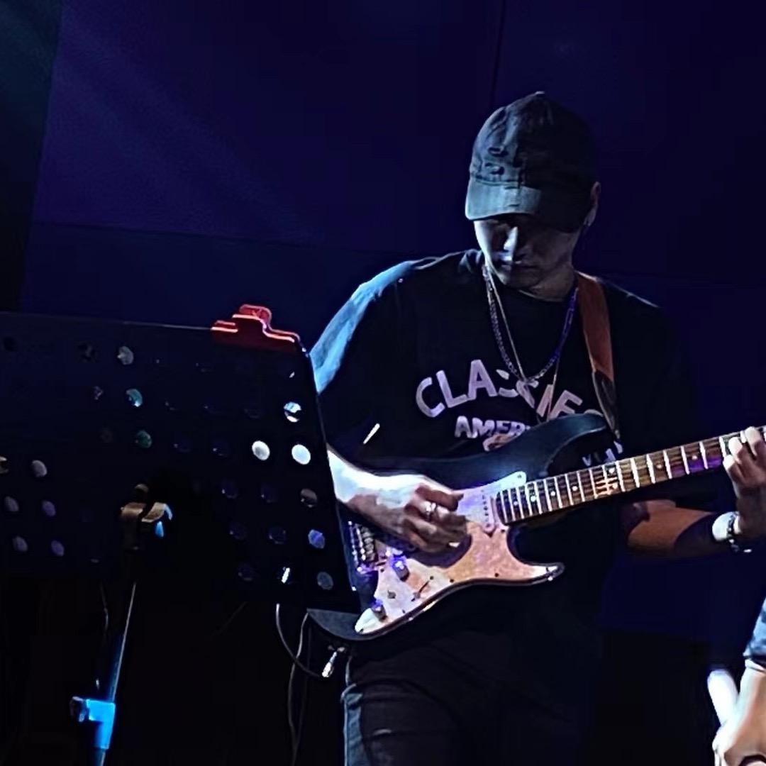 謝一橙🎸🎹（東海島樂隊）